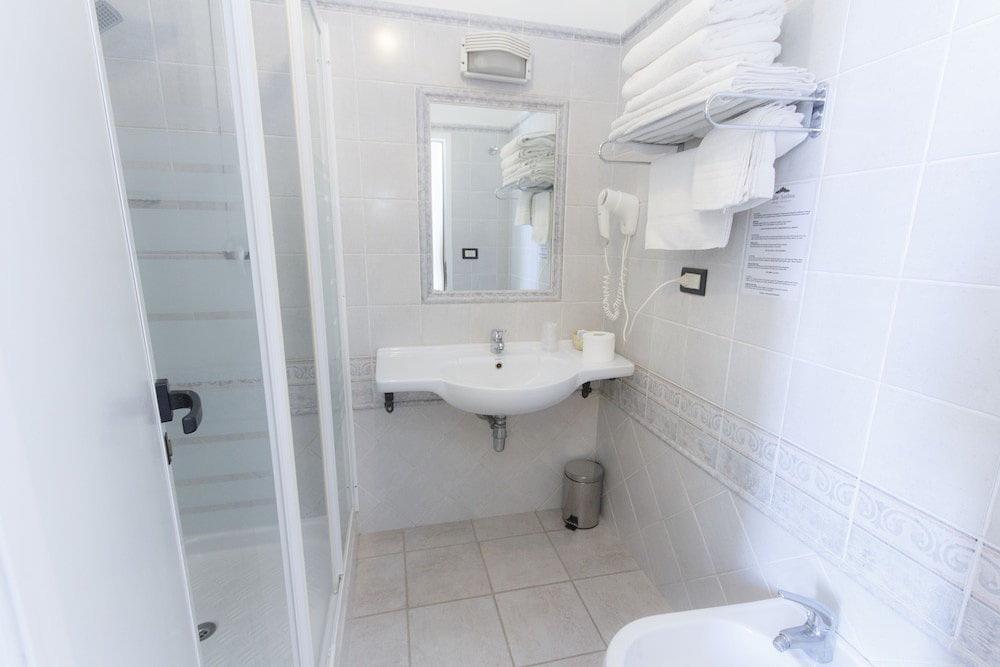 Superior Triple Room, Non Smoking, Ensuite - Photo 5