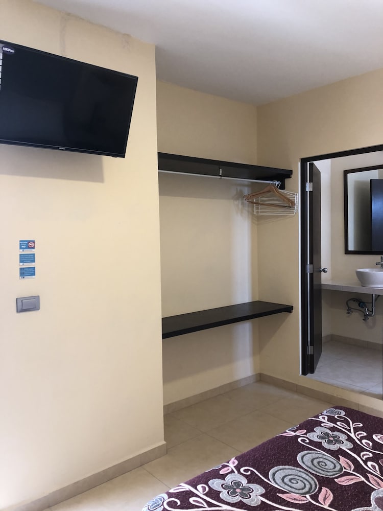 Single Room, 1 Queen Bed photo 2