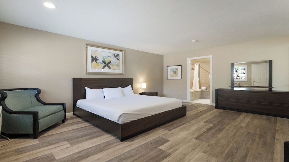 Executive Studio Suite, 1 King Bed, Non Smoking, Jetted Tub - Photo 2