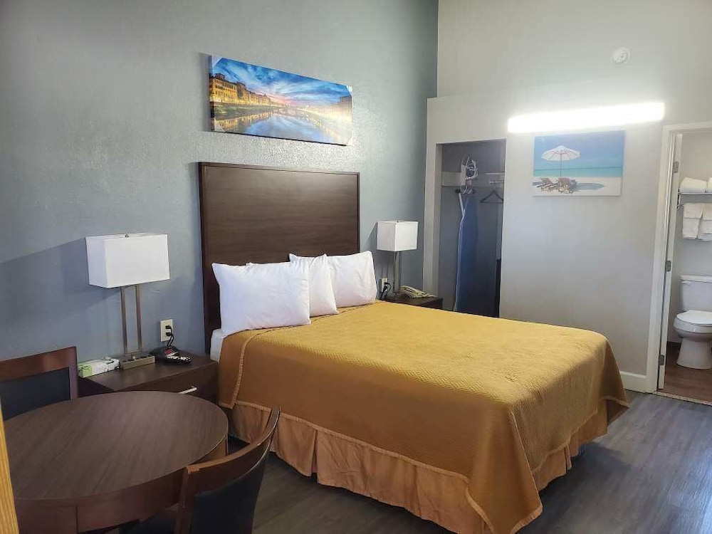 Standard Room, 1 Queen Bed, Non Smoking photo 1