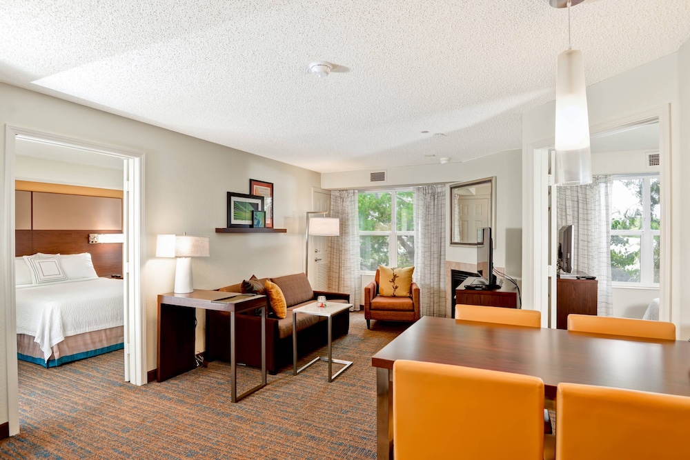 Suite, 2 Bedrooms - Photo 1