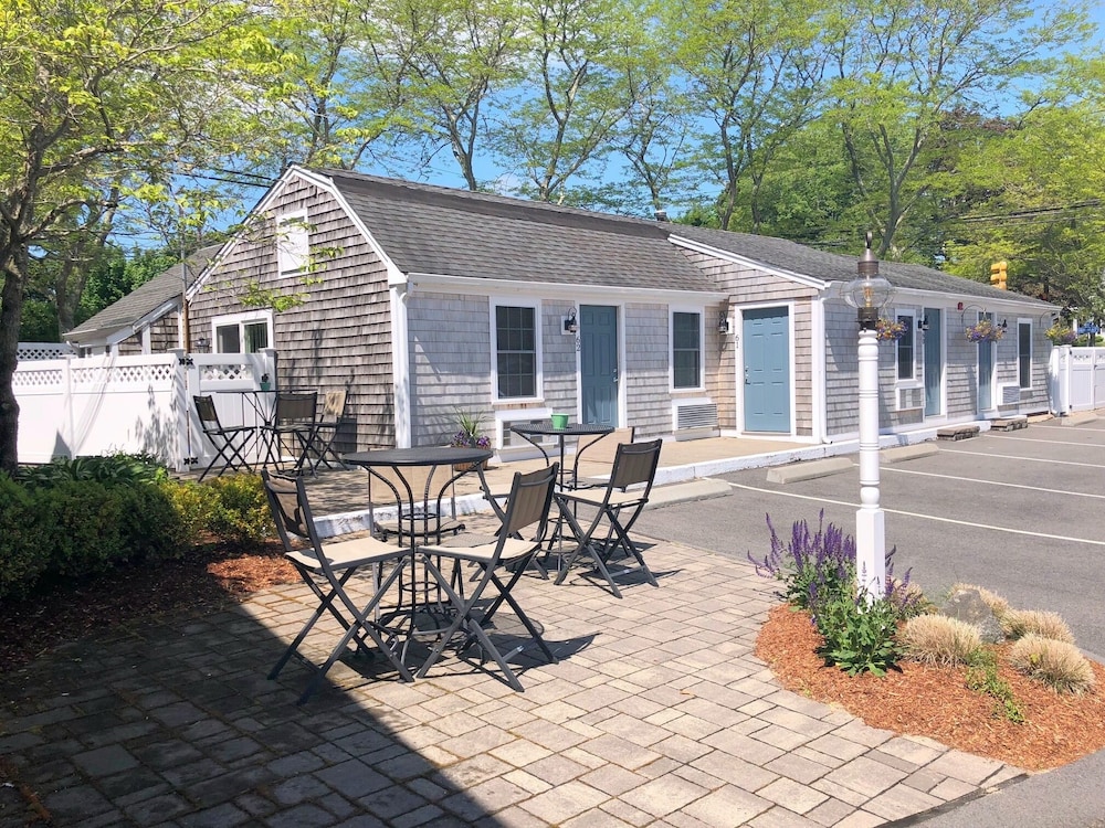 Premium Cottage, Private Bathroom (2 Queens w/ Patio) photo 1