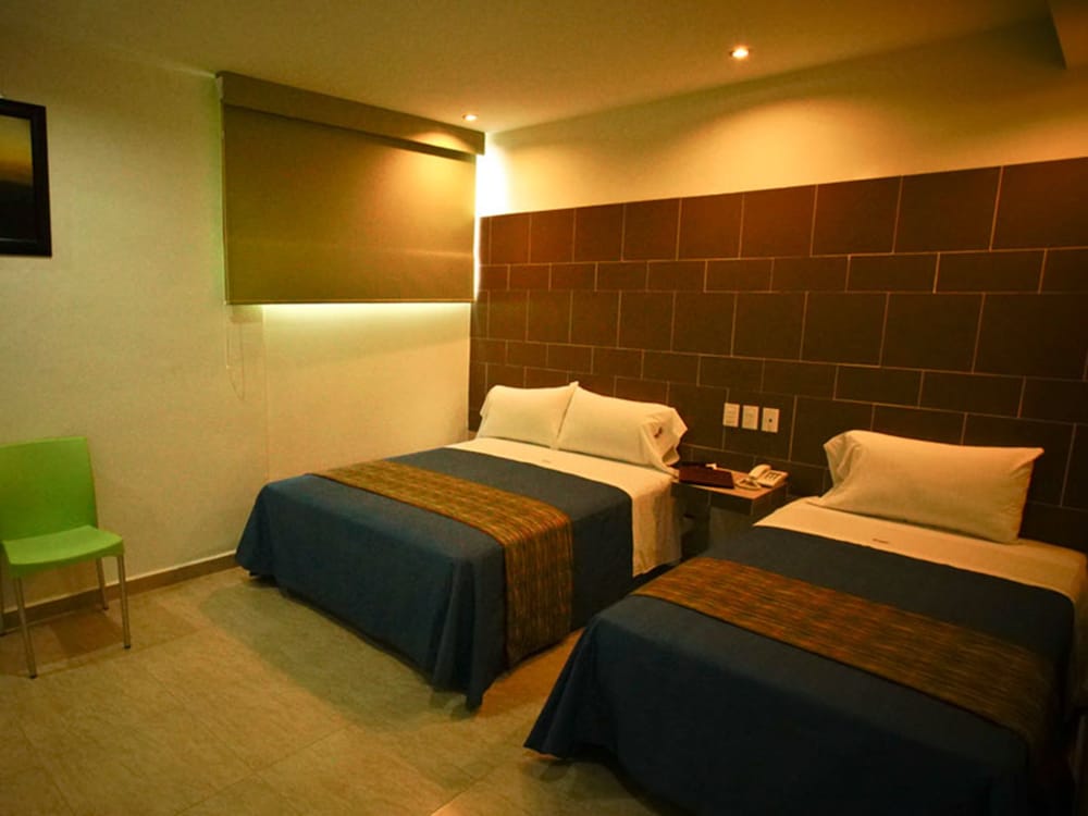 Family room with 1 king bed and a single bed photo 2