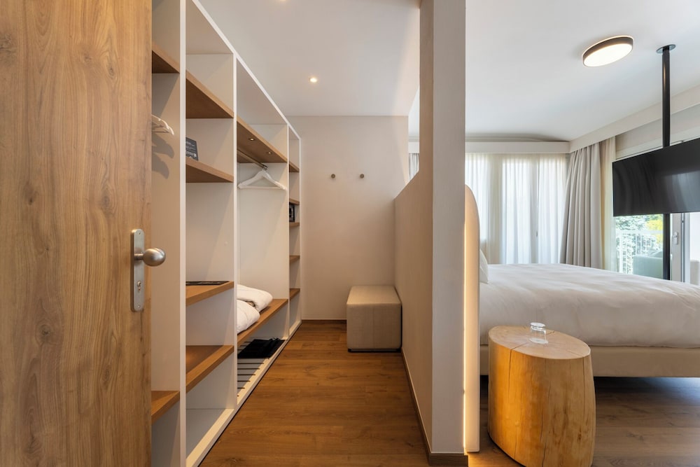 Premium Suite, Hot Tub, Lake View - Photo 13
