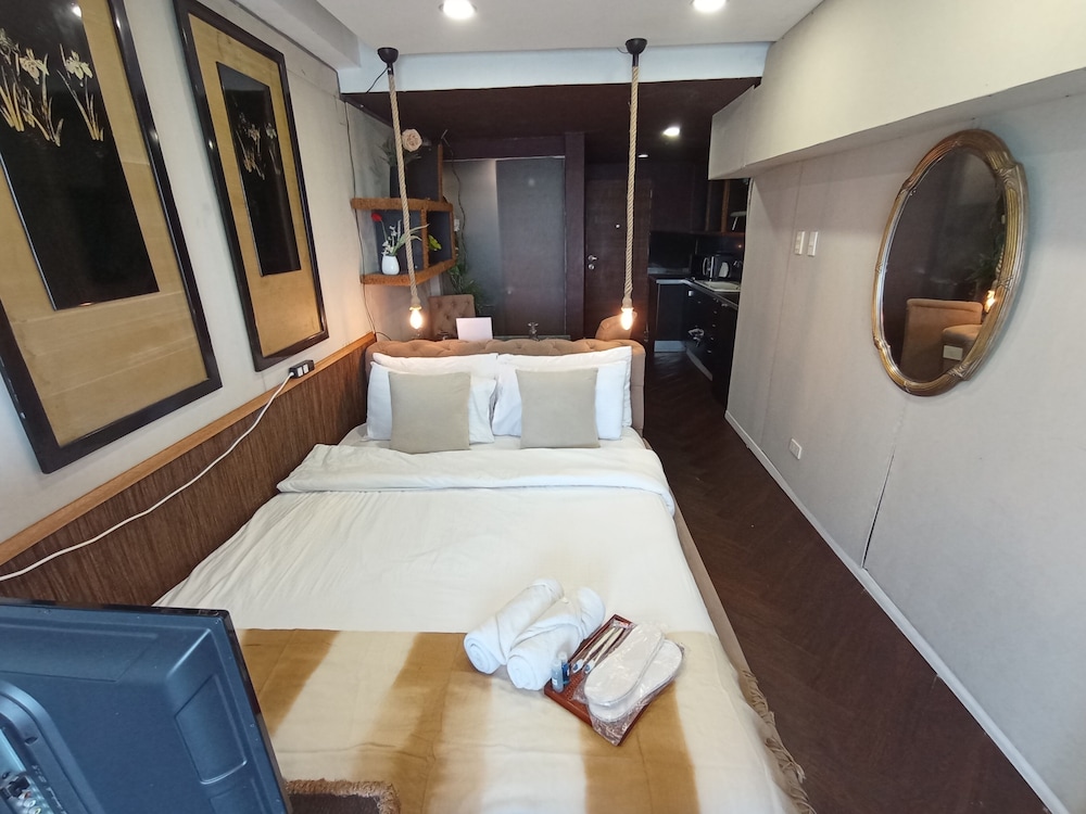 Panoramic Room, 1 Queen Bed, Non Smoking, City View (NO FRONT DESK, ONLY SELF CHECKIN) photo 2