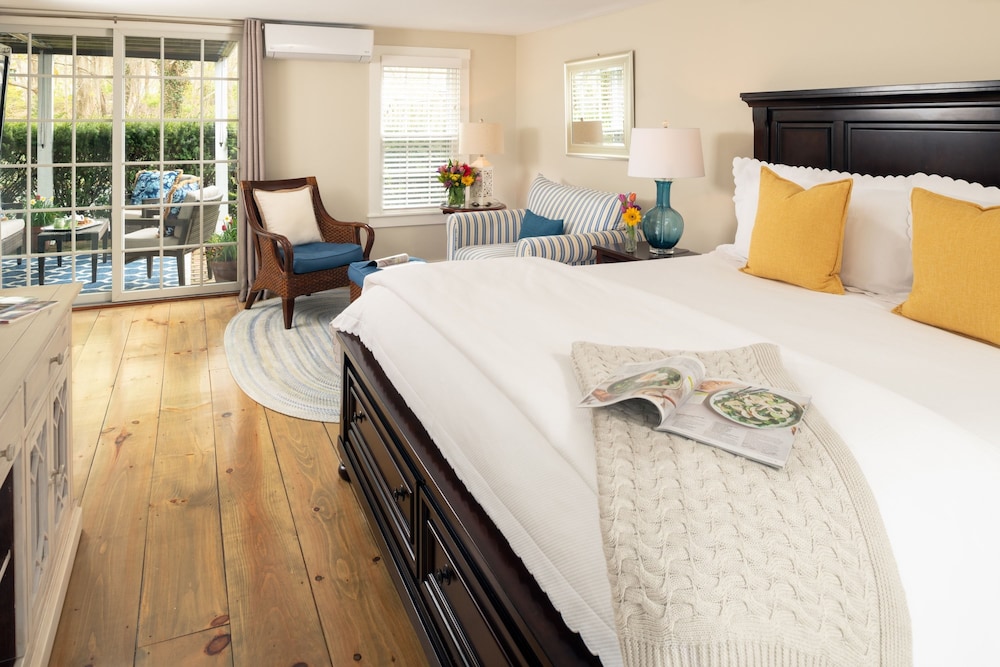Luxury Suite, 1 King Bed, Jetted Tub, Garden Area