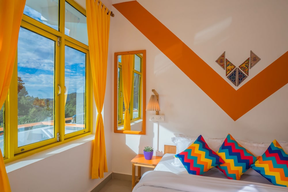 Deluxe Private Room with Balcony and Ensuite Bathroom - Photo 13