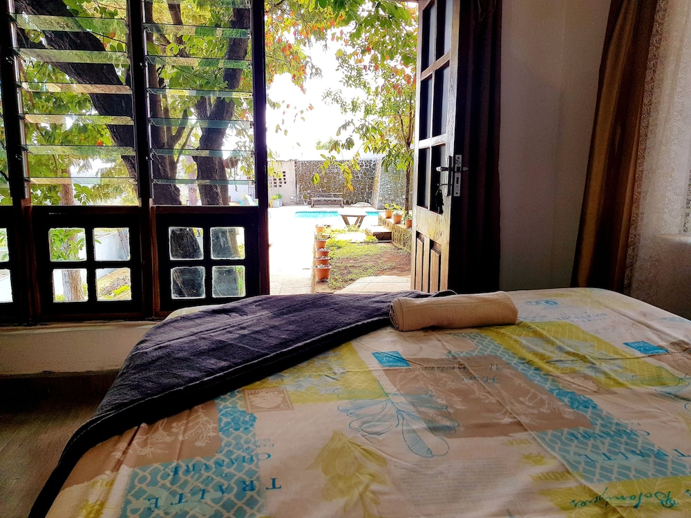 Economy Room, Pool View photo 1
