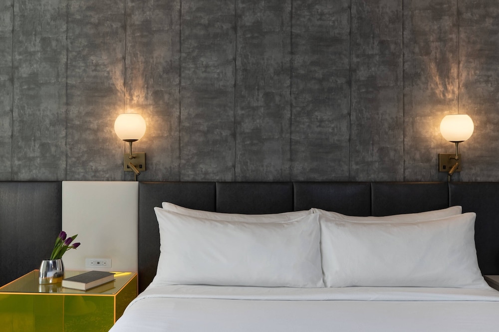 Room, 1 King Bed (Mobility/Hearing Access, Roll-In Shwr)