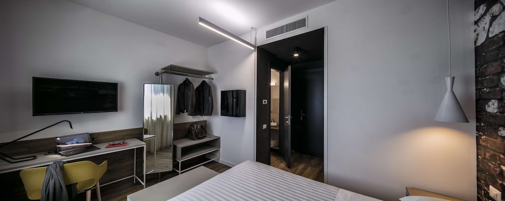 Superior Room, 1 King Bed, Non Smoking (Twin bed on request) - Photo 3
