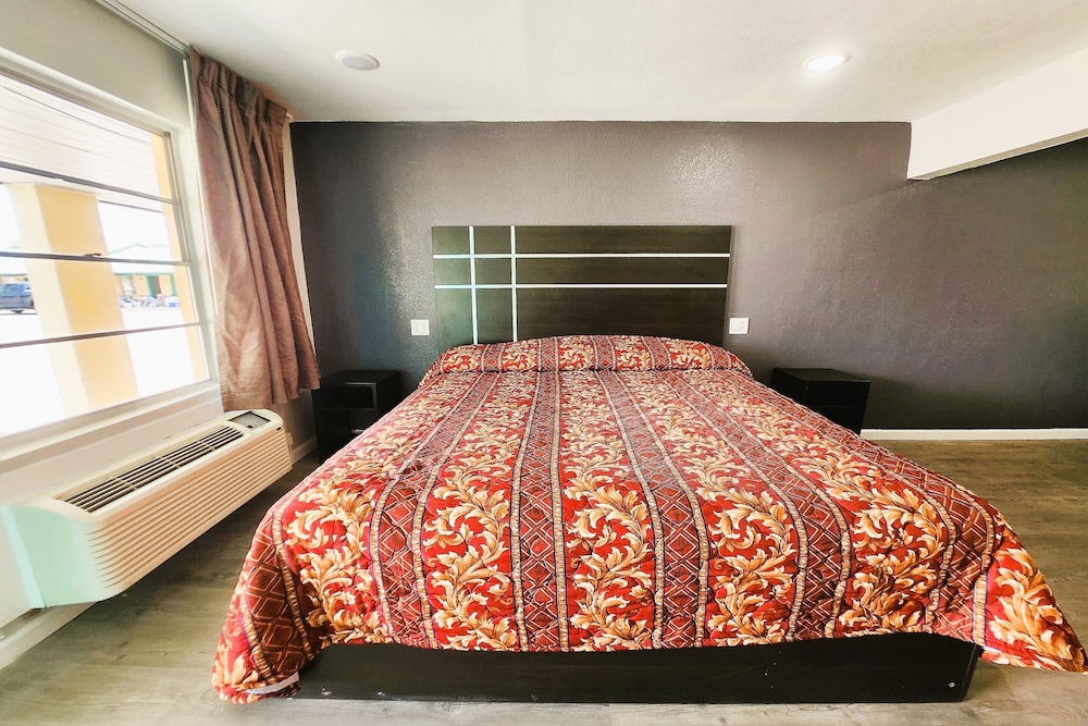 Room, 1 King Bed photo 1