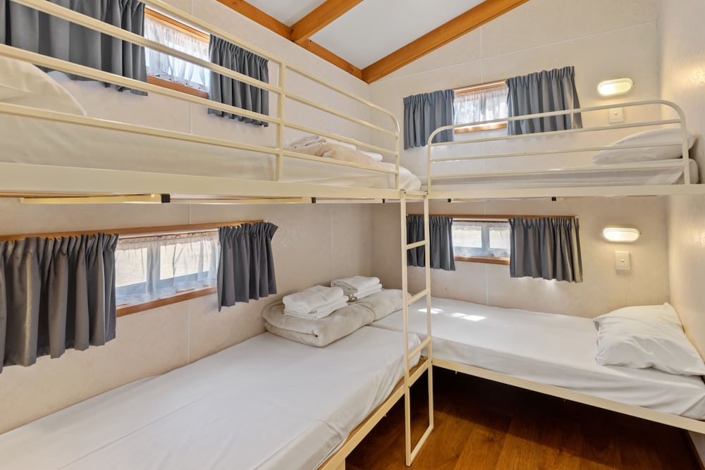 Deluxe 3 Bedroom Waterfront Cabin photo 3