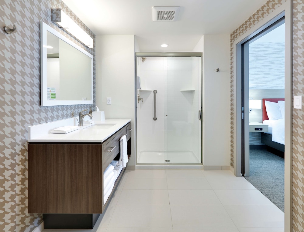 Studio, 1 King Bed, Accessible (Roll-In Shower)