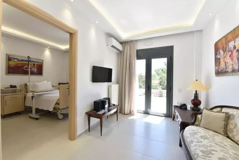 Adapted Two Bedroom Apartment With Handicap Sharing Pool photo 1
