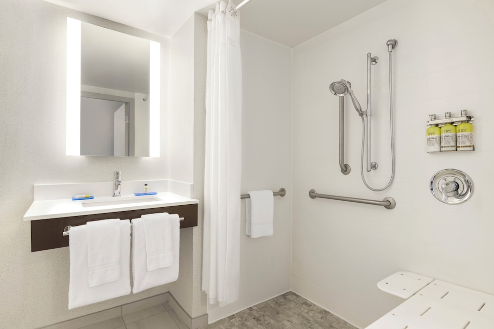 Suite, 1 Queen Bed, Accessible (Hearing) - Photo 4
