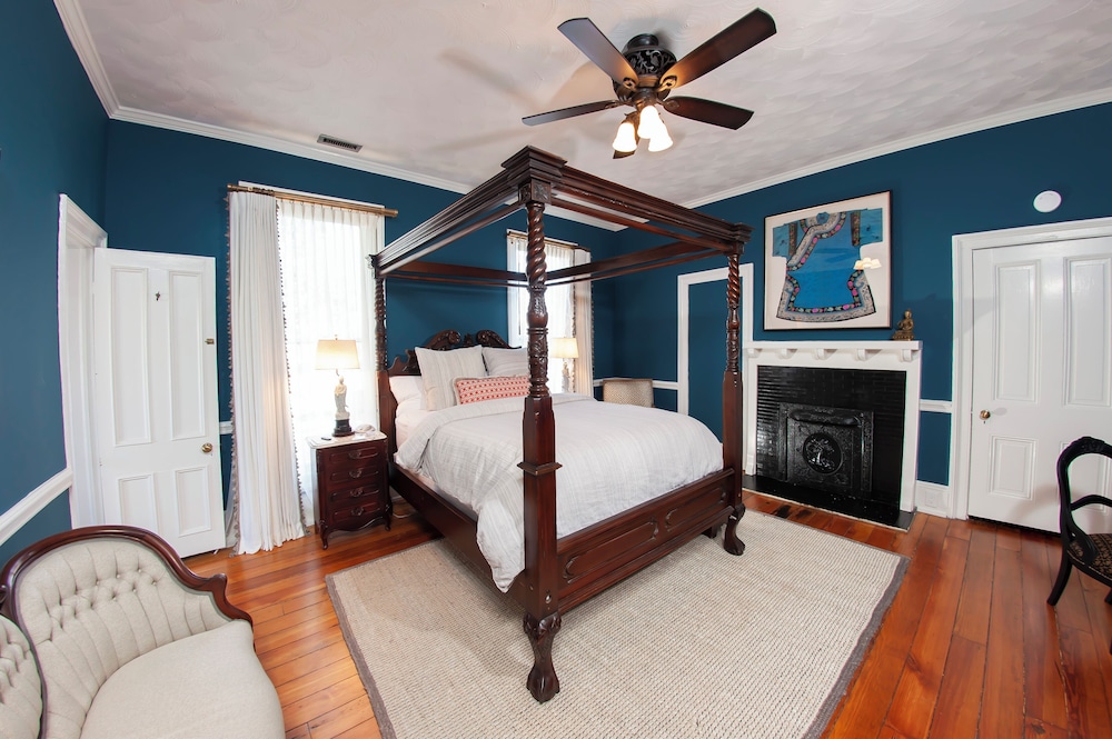Deluxe Room, 1 Queen Bed, Private Bathroom (Magnolia Suite) photo 3