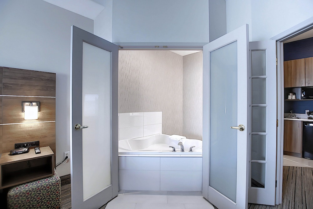 Suite, 1 King Bed, Jetted Tub - Photo 7