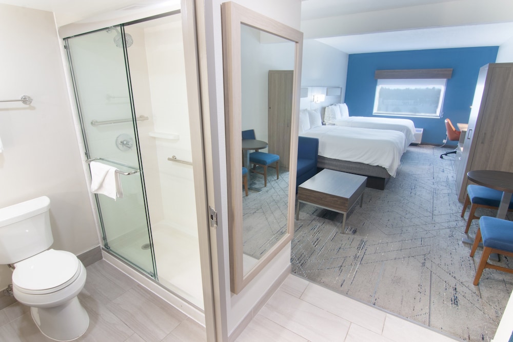 Suite, 2 Queen Beds - Photo 2