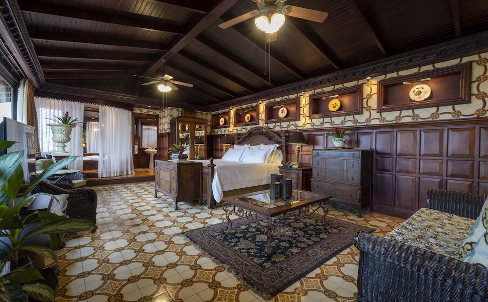 Romantic Suite, 1 King Bed, Jetted Tub, City View