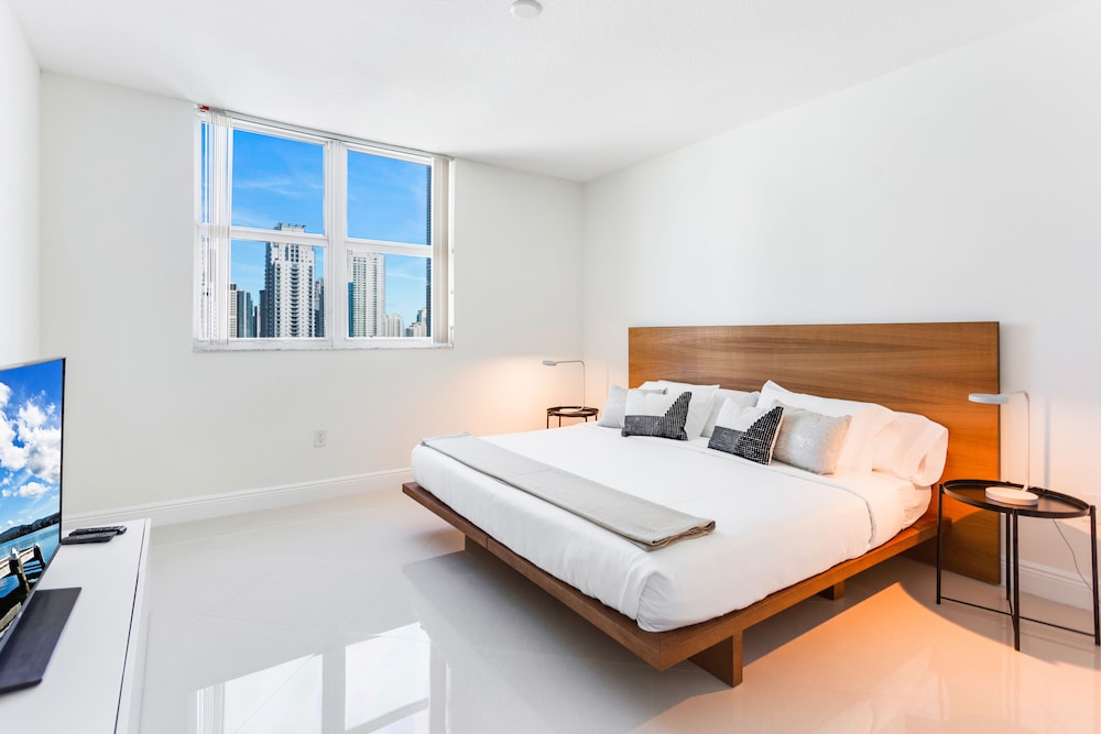 Large Suite photo 2