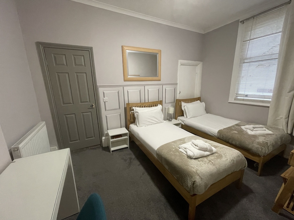 Standard Twin Room, Ensuite photo 2