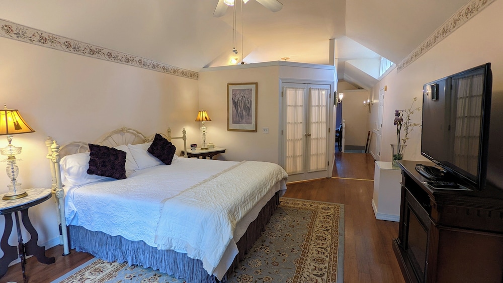 Romantic Suite, 1 King Bed, Jetted Tub photo 2
