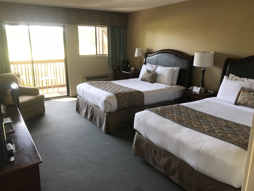 Deluxe Room, 2 Queen Beds, Balcony, Golf View photo 1