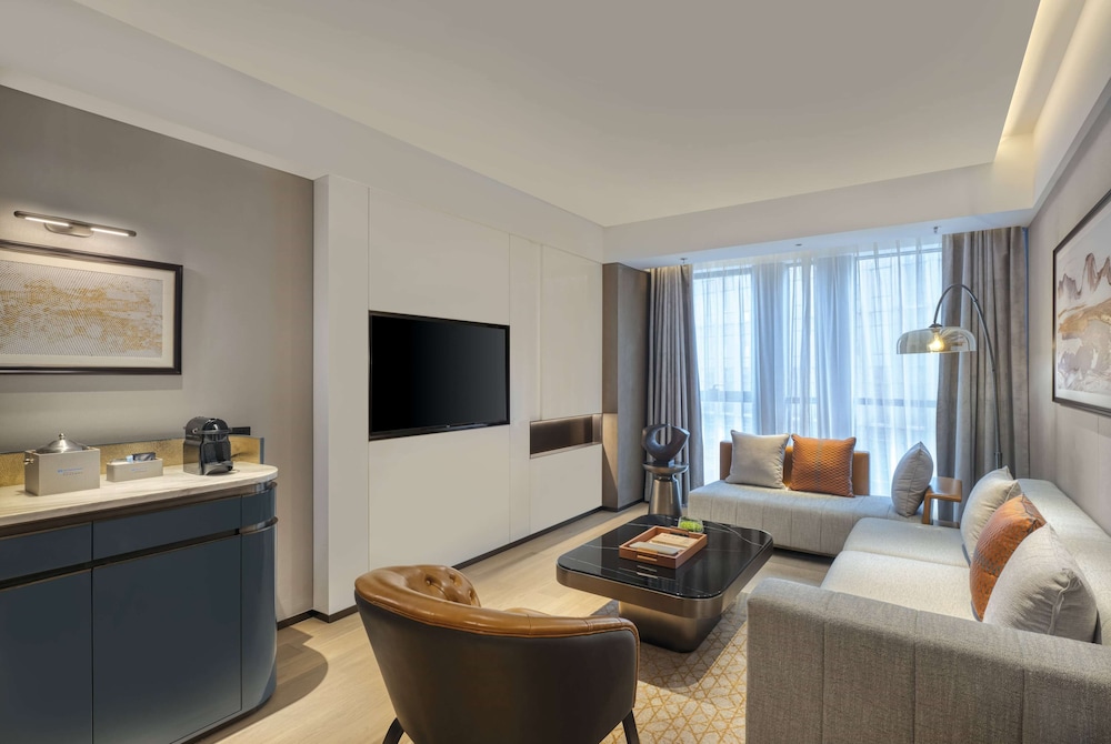 Family Suite, Non Smoking (1 King Bed and 1 Twin Bed) - Photo 5