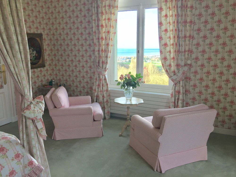 Romantic Suite (Spa Access & Massage Included For 2) photo 3