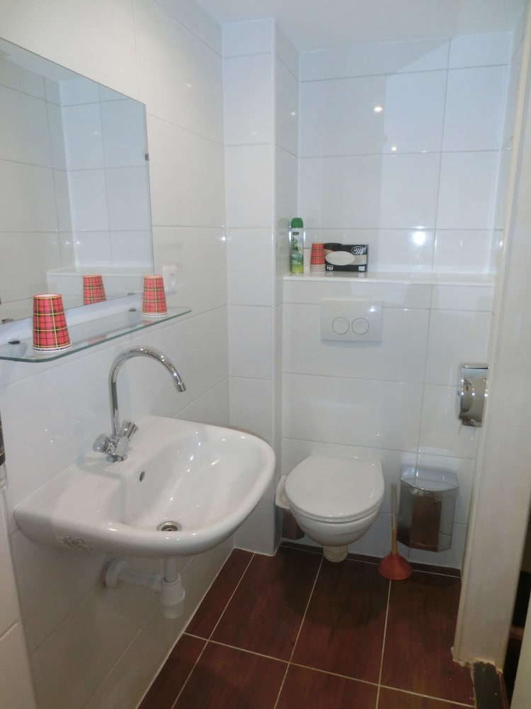Basic Quadruple Room, Private Bathroom photo 3