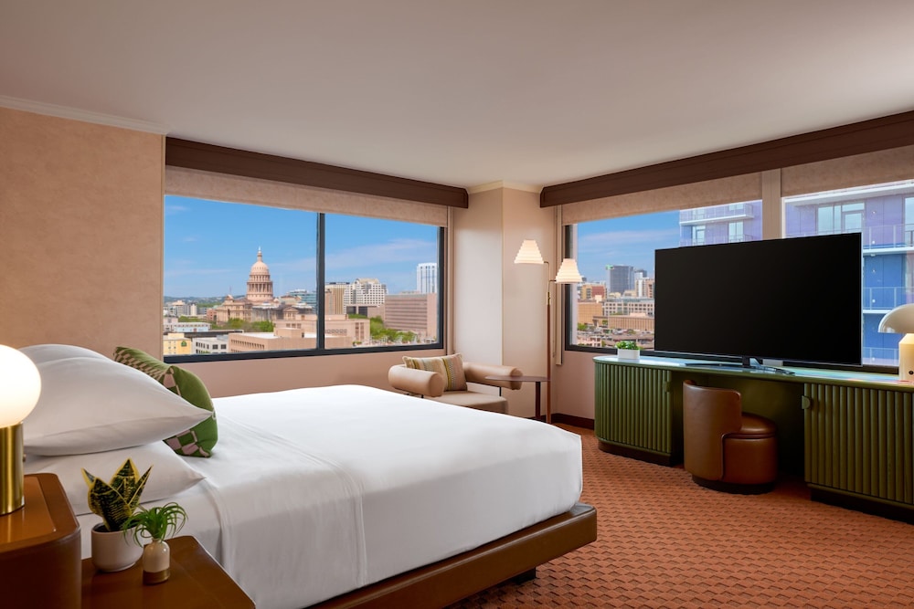 Corner Room, Guest room, 1 King - Photo 4