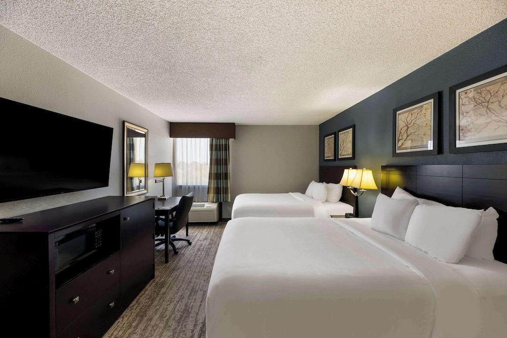 Standard Room, 2 Queen Beds, Non Smoking - Photo 1