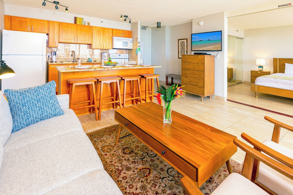 High Floor Ocean View Condo (King Bed and Parking): Condo, 1 Bedroom, Balcony, Ocean View (0063) photo