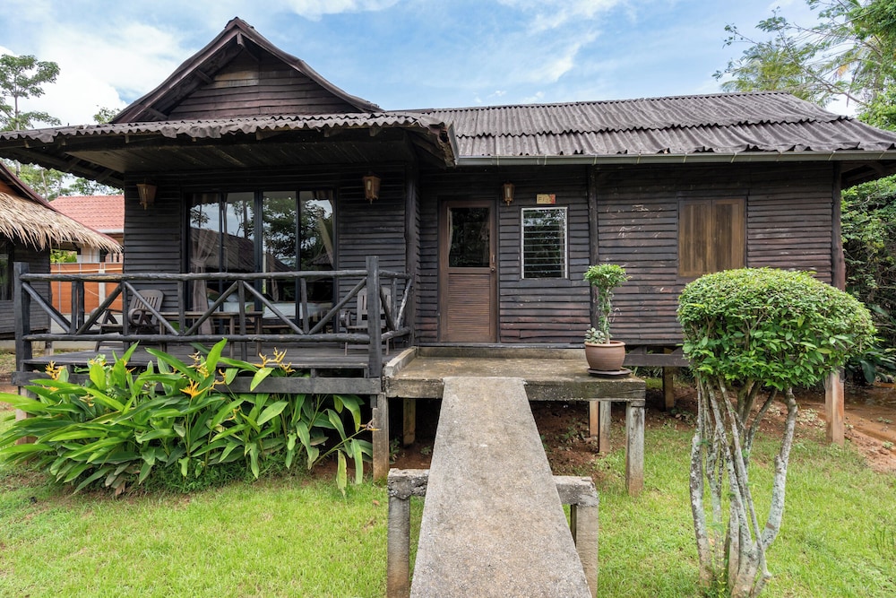 Family Bungalow, 2 Bedrooms (Deluxe Family A/C Bungalow) photo 3