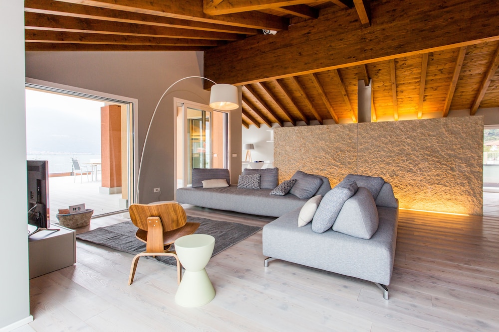 Luxury Apartment, 4 Bedrooms, Non Smoking, Lake View photo 3