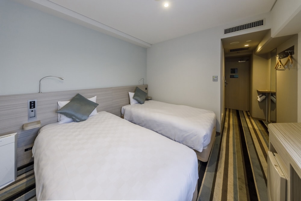 Corner Twin Room - Non-Smoking with Lounge Access & Complimentary Light Breakfast Included photo 2