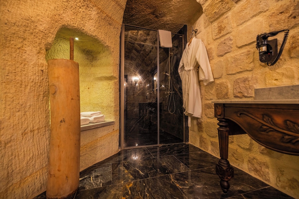 Deluxe Suite, 1 Double Bed (Cave, Bathtub) photo 2