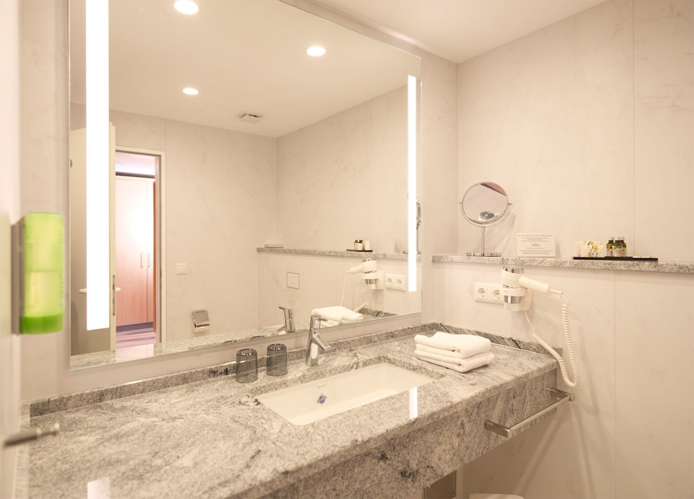 Standard Double Room - Photo 13