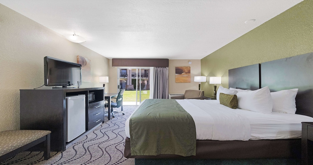 Deluxe Room, 1 King Bed, Non Smoking, Jetted Tub - Photo 6