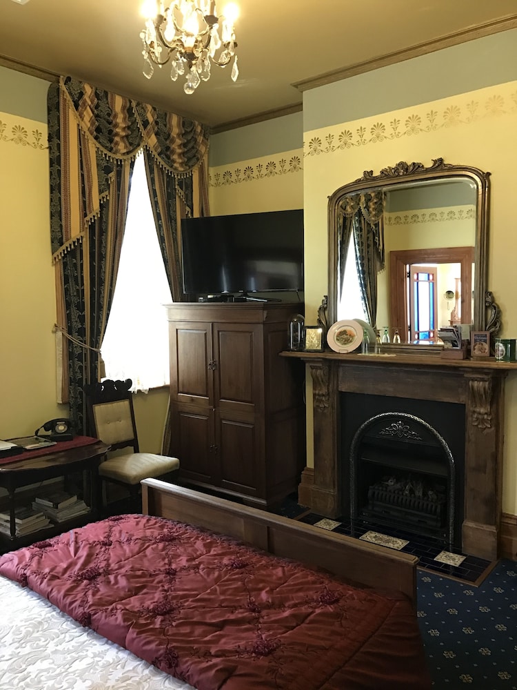 Double Room (Upstairs Victorian Queen Room - Lemon)
