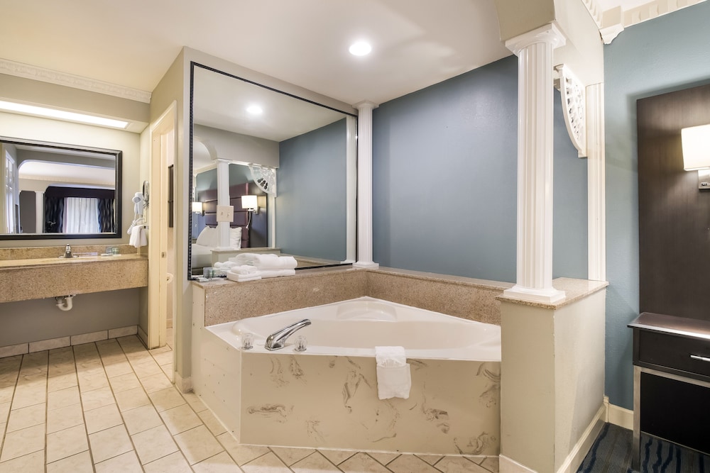Suite, 1 King Bed, Jetted Tub (Oversized Room) photo 3