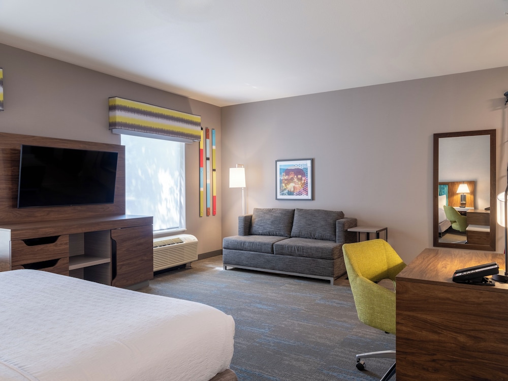 Studio Suite, 1 King, Accessible, Non Smoking *Roll In Shower*
