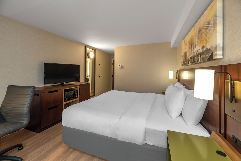 Room, 1 King Bed, Non Smoking - Photo 4
