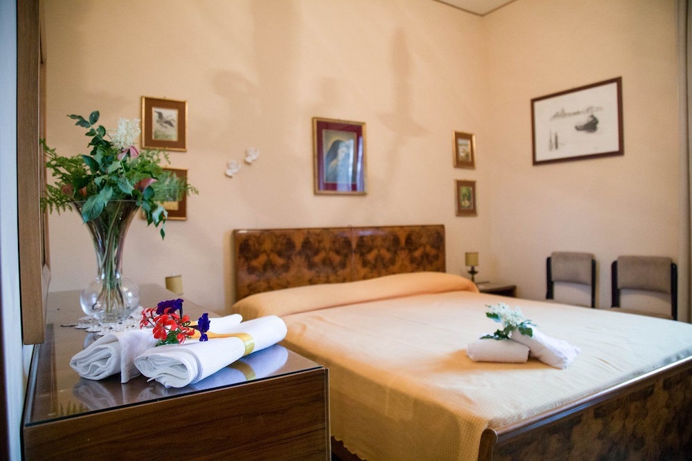 Double Room, 1 Queen Bed, Non Smoking, Shared Bathroom photo 2