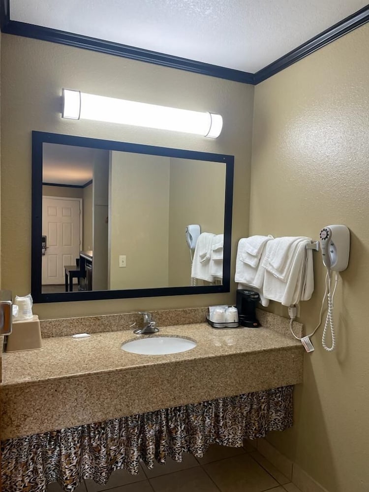 Standard Room, 2 Queen Beds - Photo 8