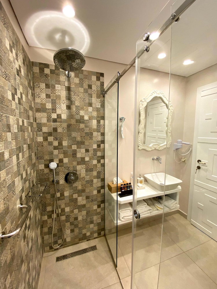 Deluxe Suite, Sea View - Photo 10