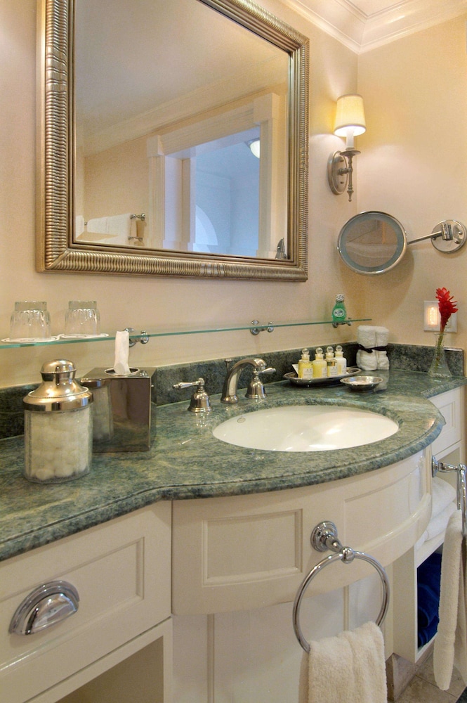 Suite, 1 King Bed, Beachfront - Photo 17