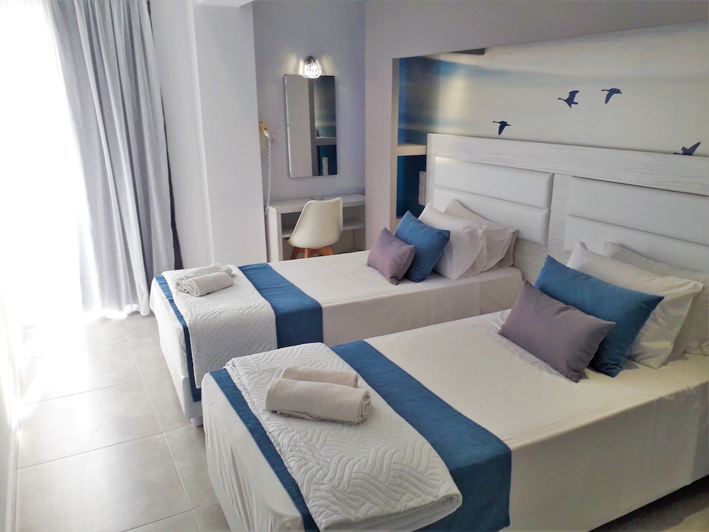 Superior Double or Twin Room, Partial Sea View photo 3