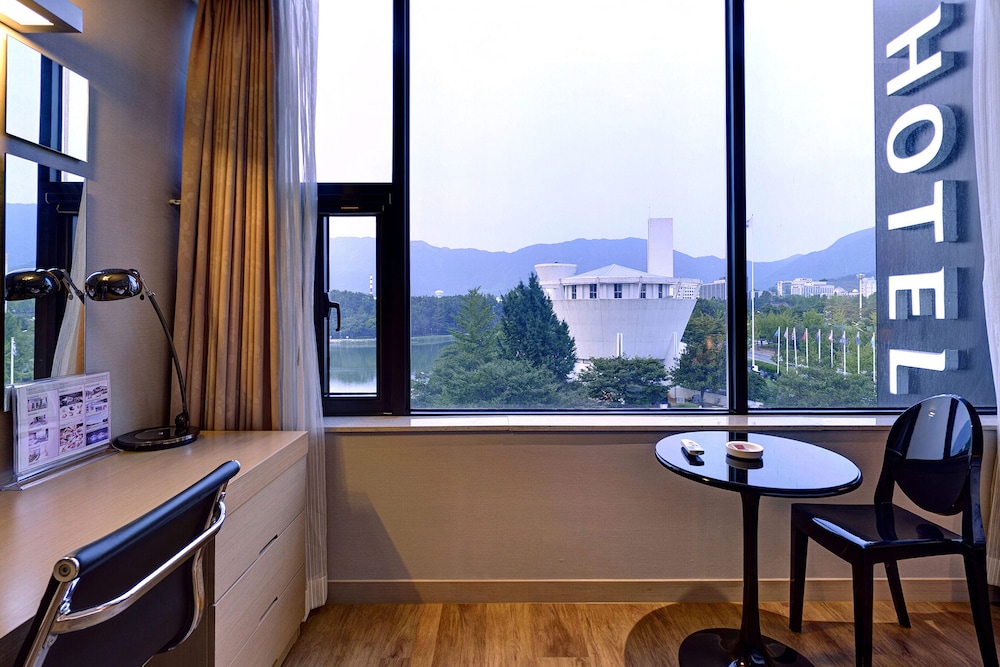 Grand Double Room, City View, Lakeside photo 3
