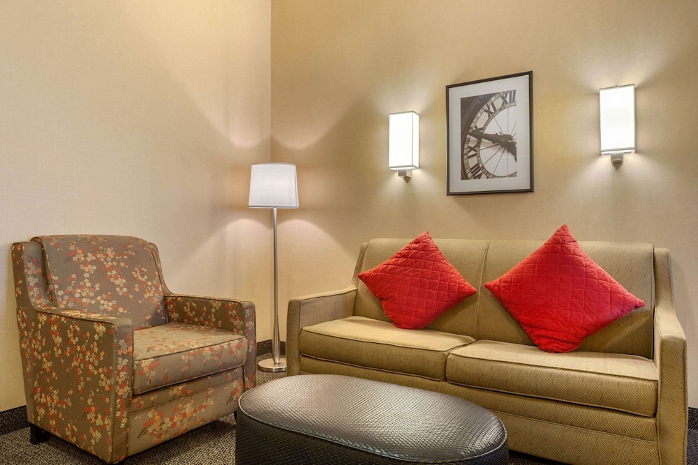 Suite, 1 King Bed with Sofa bed, Accessible, Non Smoking (Upgrade) - Photo 2
